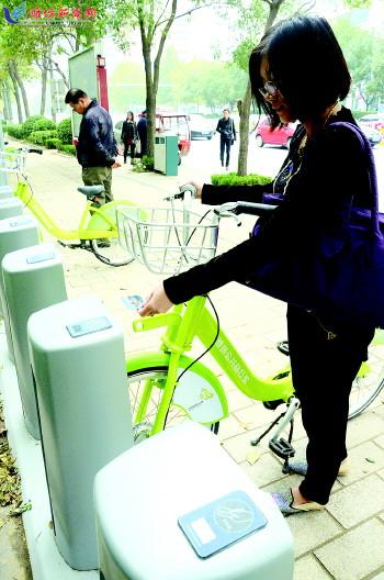 市民在站點刷卡取車。記者 殷夢