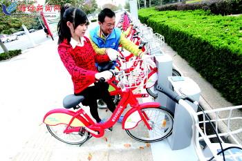 工作人員指導(dǎo)市民取車。記者 張馳