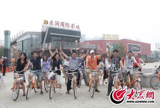 采訪團(tuán)記者做好準(zhǔn)備體驗(yàn)公共自行車。 記者 郭豪 攝。