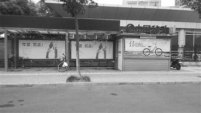 銅陵市委市政府旁邊的站點內(nèi)空空蕩蕩。